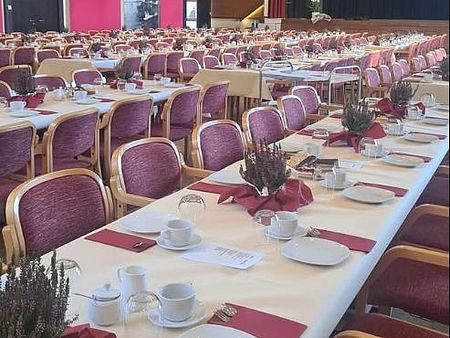 Die gedeckte Tafel des Seniorennachmittags in der Stadthalle Betzdorf 2025.
