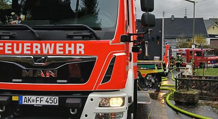 Abgebildet sind Fahrzeuge der Feuerwehr Betzdorf, Alsdorf (Sieg) und Grünebach, die DRK-Bereitschaft Betzdorf stellte mit den RTW 24/86-1 die sanitätsdienstliche Absicherung her.
