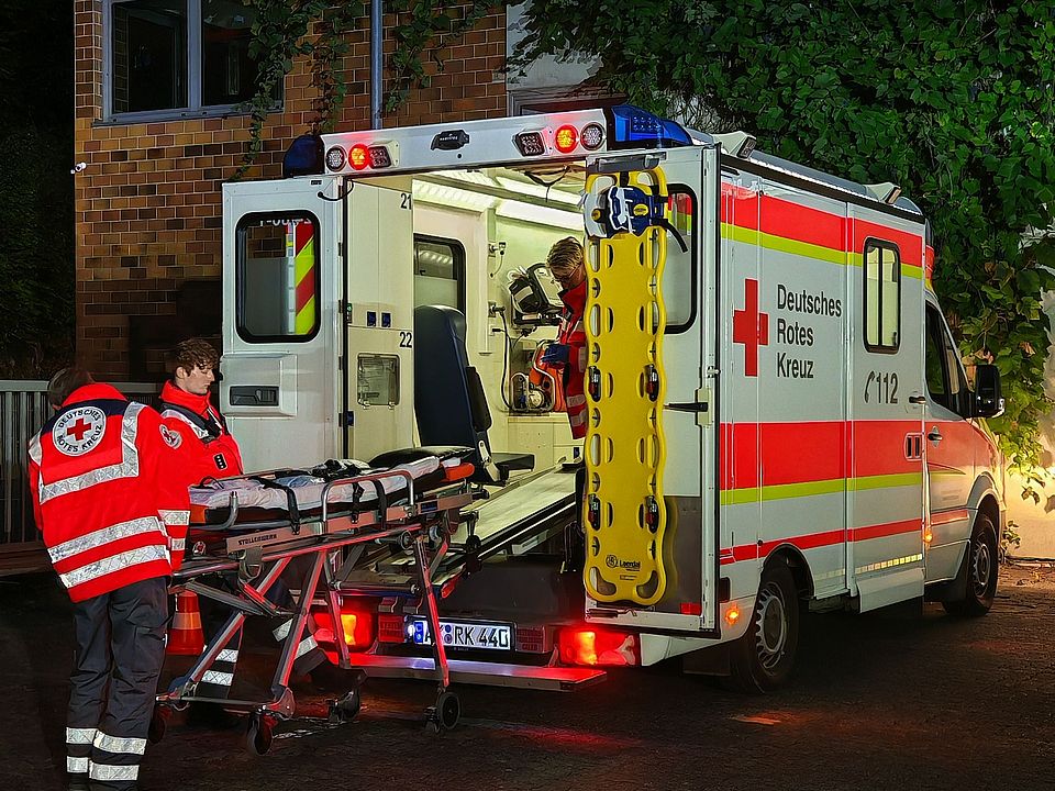 Verladung eines Patienten in den Betzdorfer RTW, während einer SEG T3 Übung