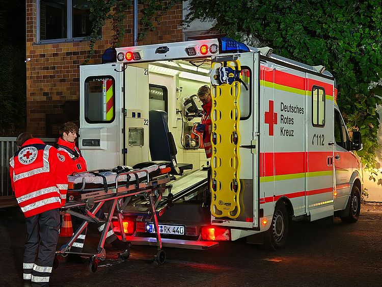 Verladung eines Patienten in den Betzdorfer RTW, während einer SEG T3 Übung