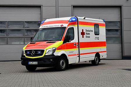 Dreiviertelansicht des DRK RTW Betzdorf (Foto: DRK)