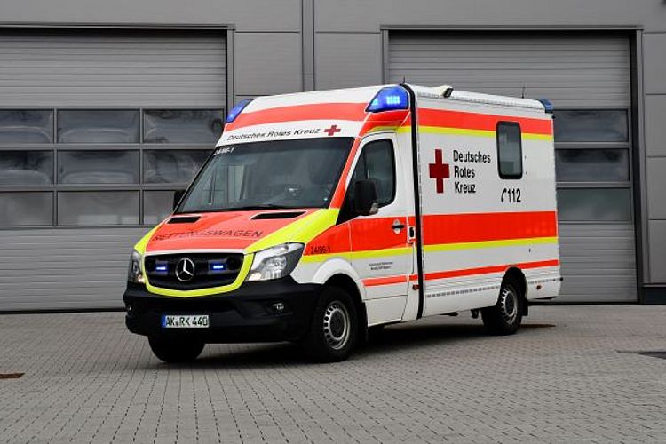 Dreiviertelansicht des DRK RTW Betzdorf (Foto: DRK)