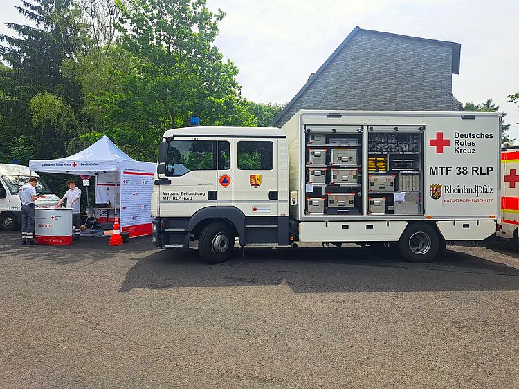 GW-San des Bundes und der Infostand des DRK-Ortsverein Betzdorf auf der Blaulichtmeile beim Frühlingsfest Betzdorf 2026.