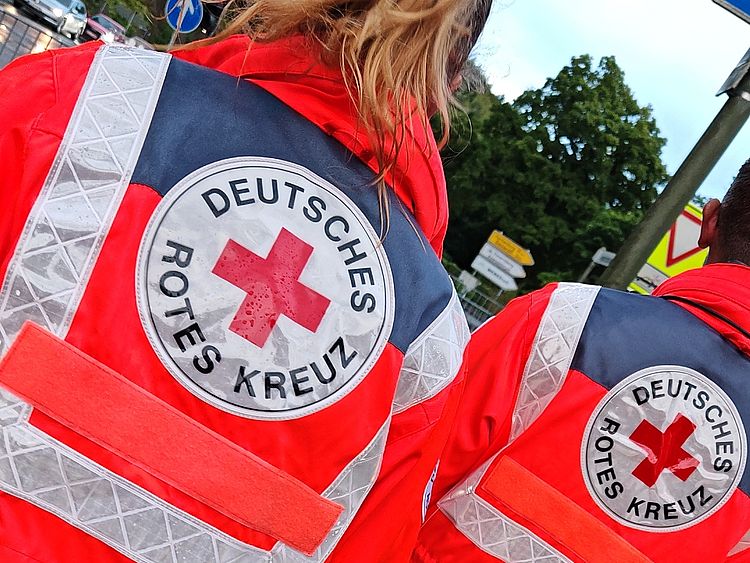 Abgebildet ist ein Fußtrupp, bestehend aus zwei Sanitätern, während des Sanitätsdienst anlässlich der Betzdorfer City Night