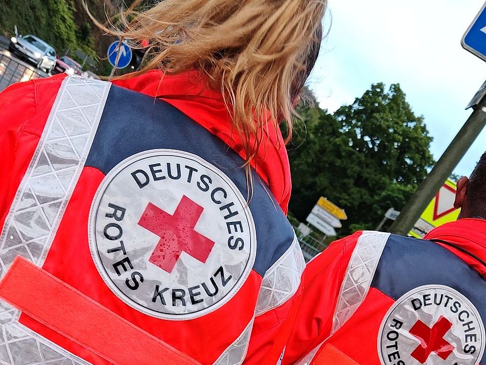 Abgebildet ist ein Fußtrupp, bestehend aus zwei Sanitätern, während des Sanitätsdienst anlässlich der Betzdorfer City Night