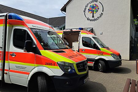 RTW_Vorstellung_Martin-Luther_Grundschule_17.06.2026_Station_Einsatzfahrzeuge Einsatzfahrzeuge RTW Herdorf und Betzdorf vor dem Schulgebäude der Martin-Luther Grundschule in Betzdorf am 17.06.2026 zur Vorstellung des Fahrzeug.