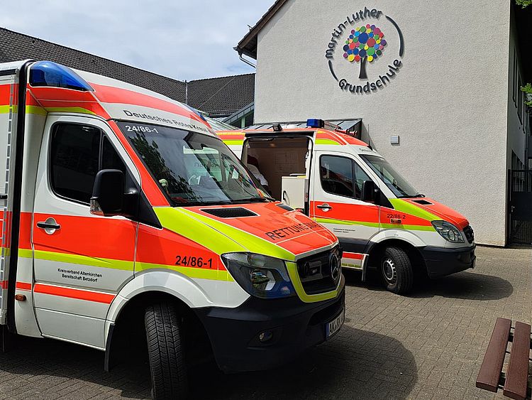 Einsatzfahrzeuge RTW Herdorf und Betzdorf vor dem Schulgebäude der Martin-Luther Grundschule in Betzdorf am 17.06.2026 zur Vorstellung des Fahrzeug.