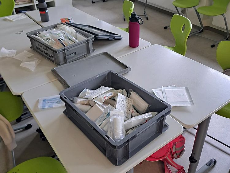 Foto des Klassenraums mit Übungsverbandsmaterial an der Station Wundversorgung, anlässlich der RTW Vorstellung am 17.06.2026 an der Martin-Luther Grundschule.