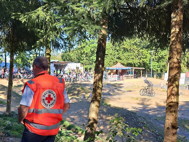 Einsatzkraft beim MTB-Rennen am Pump Track, (Foto: DRK)