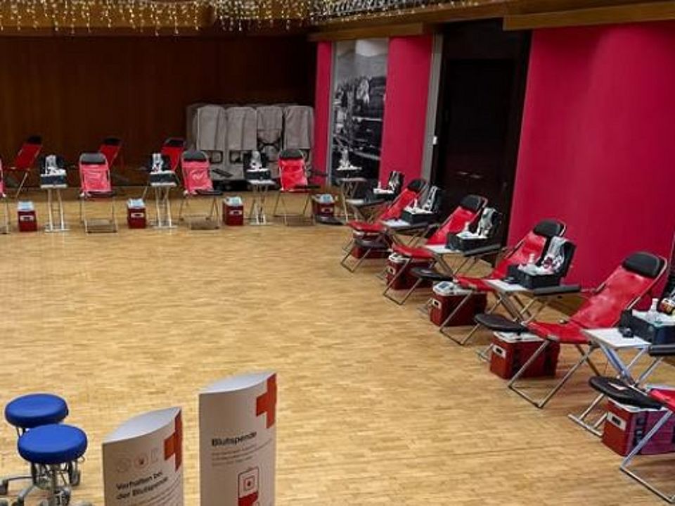 Abgebildet ist der Spendebereich der Weihnachtsblutspende 2025. Der geschmückte Saal der Stadthalle mit Spendeliegen