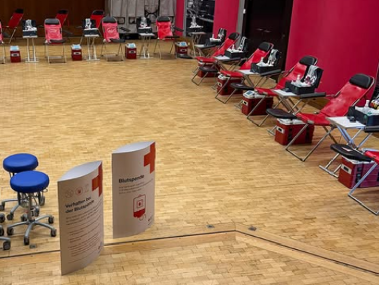 Abgebildet ist der Spendebereich der Weihnachtsblutspende 2025. Der geschmückte Saal der Stadthalle mit Spendeliegen