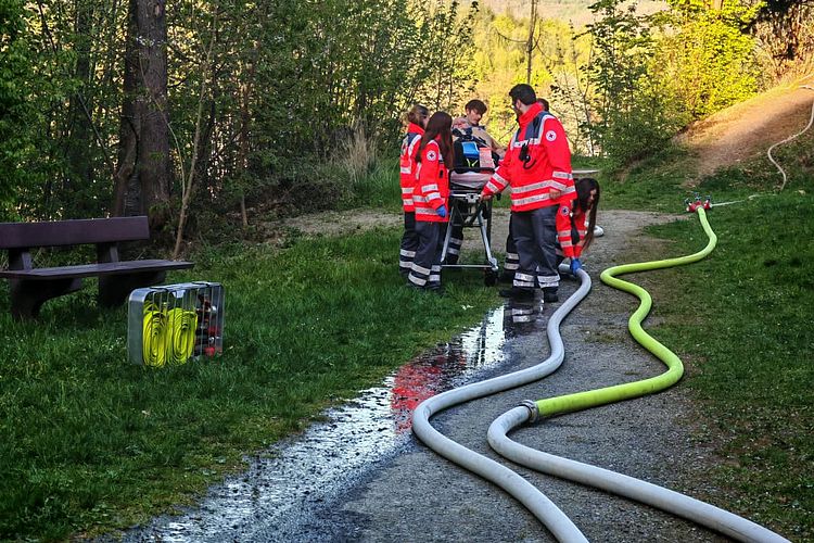 Personenrettung aus unwegsamen Gelände und Erstversorgung eines Verletzten, (Foto: DRK)