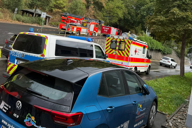 Einsatzfahrzeuge am 31.08.2026, Brandgeruch im Gebäude, (Foto: DRK)