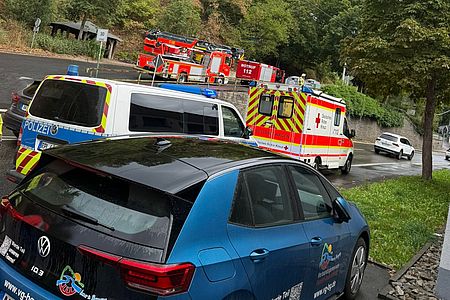 Einsatzfahrzeuge am 31.08.2026, Brandgeruch im Gebäude, (Foto: DRK)