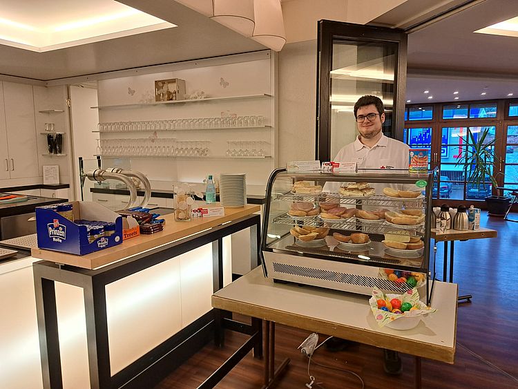 Helfer an der Theke des Verpflegungsbereichs der Blutspende