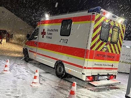 Foto des RTW Betzdorfs vorm Festzelt, während des Sanitätswachdienstes Karneval 2026 in Scheuerfeld am 15.02.2026