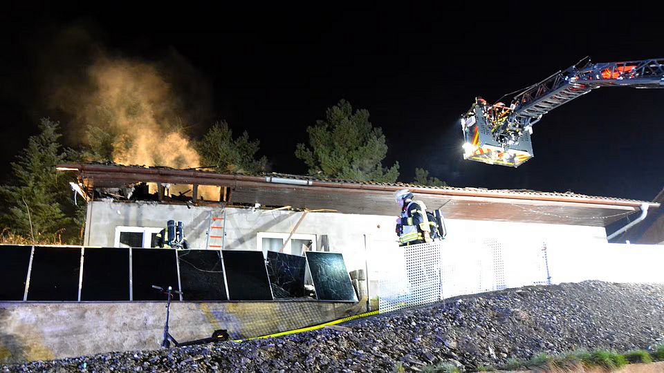 Die Feuerwehr konnte nicht mehr verhindern, dass der Dachstuhl einstürzte