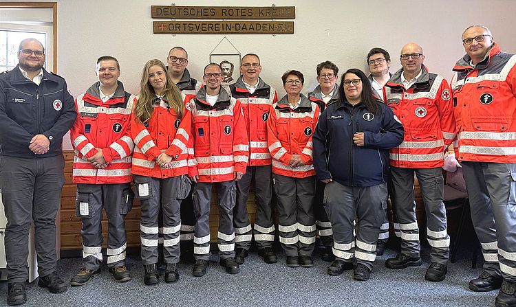 Zur bestandenen Prüfung gratulieren: Lukas Schweitzer (l.-Sanitätsdienst-Ausbilder und Bereitschaftsleiter des DRK-Ortsvereins Daaden), Theresa Grünewald (4. v. r. - Kreisbereitschaftsleiterin), Rainer Kohl (2. v. r. - Sanitätsdienst-Ausbilder), Jörg Gerharz (r. - Ausbildungsbeauftragter) 