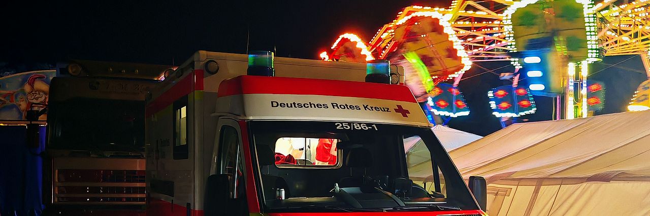 Fotografie des RTW  und Sanitätszelt vor einen Karussell, Festbeleuchtung des Schützenfest Betzdorf 2025