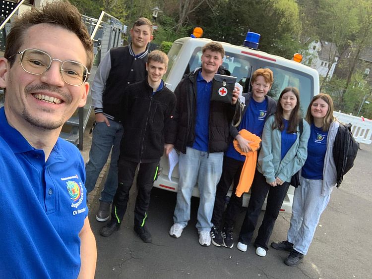 JRK Mitglieder DRK-Ortsverein Betzdorf vor dem MTW (Foto:DRK)