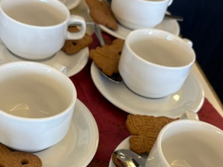 Das Bild zeigt ein Ausschnitt der Verpflegung der Weihnachtsblutspende 2025, genauer die bereitgestellten Tassen für Punsch und Kaffee