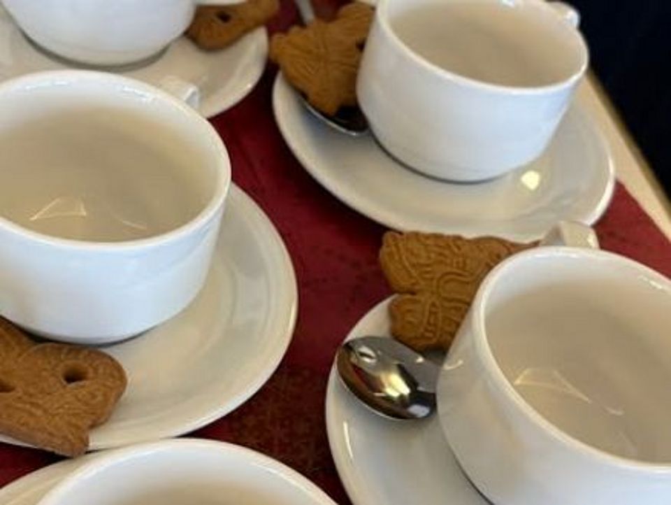 Das Bild zeigt ein Ausschnitt der Verpflegung der Weihnachtsblutspende 2025, genauer die bereitgestellten Tassen für Punsch und Kaffee