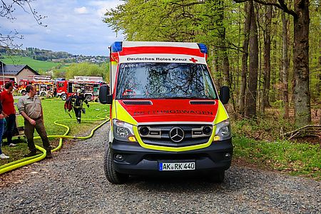 Der RTW Betzdorf bei der Feuerwehrübung am 18.04.2026 auf Höhe des Spielplatzes am Bahndamm. 