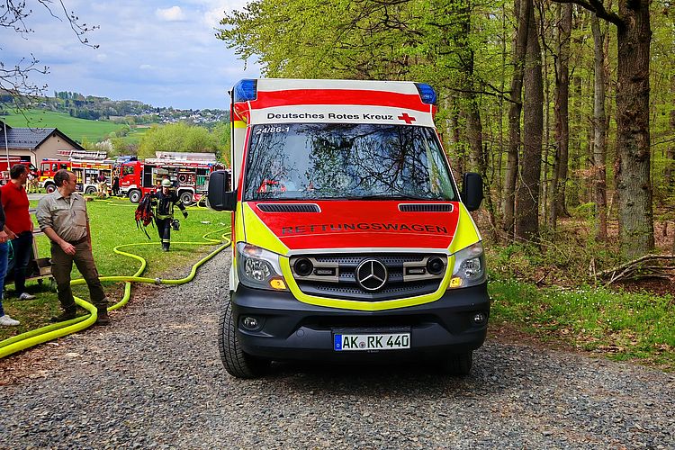 Der RTW Betzdorf bei der Feuerwehrübung am 18.04.2026 auf Höhe des Spielplatzes am Bahndamm. 