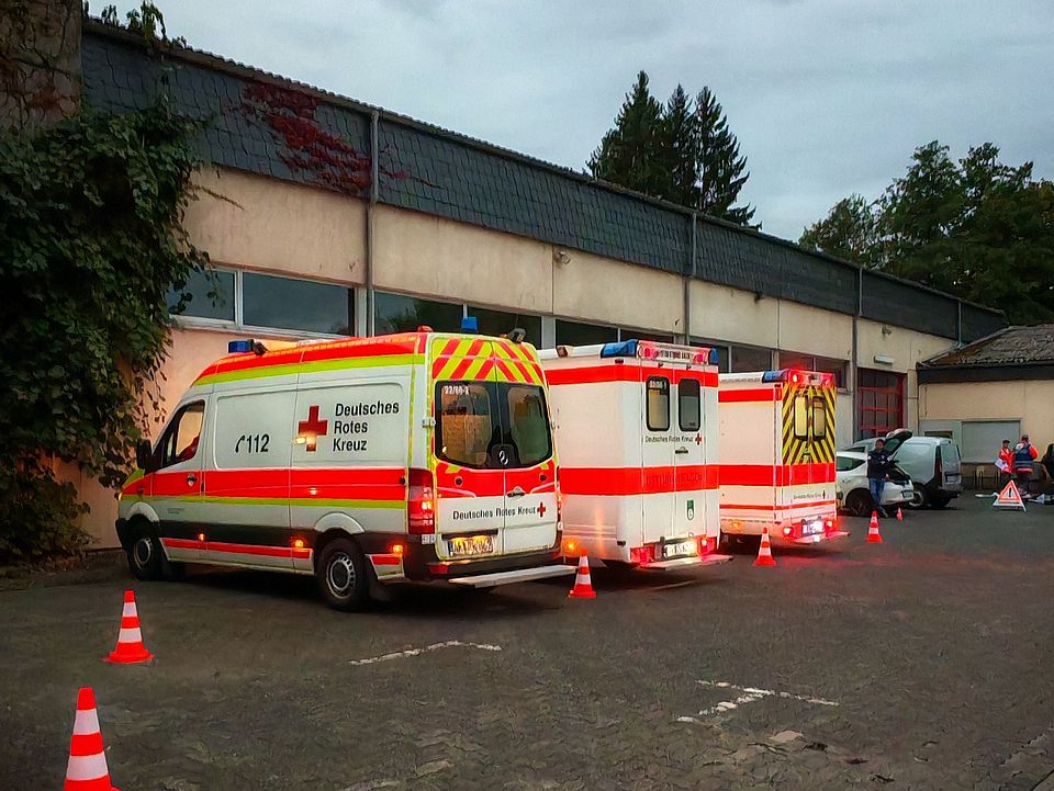 Fahrzeuge der SEG T3 seitlich geparkt anlässlich einer SEG Übung