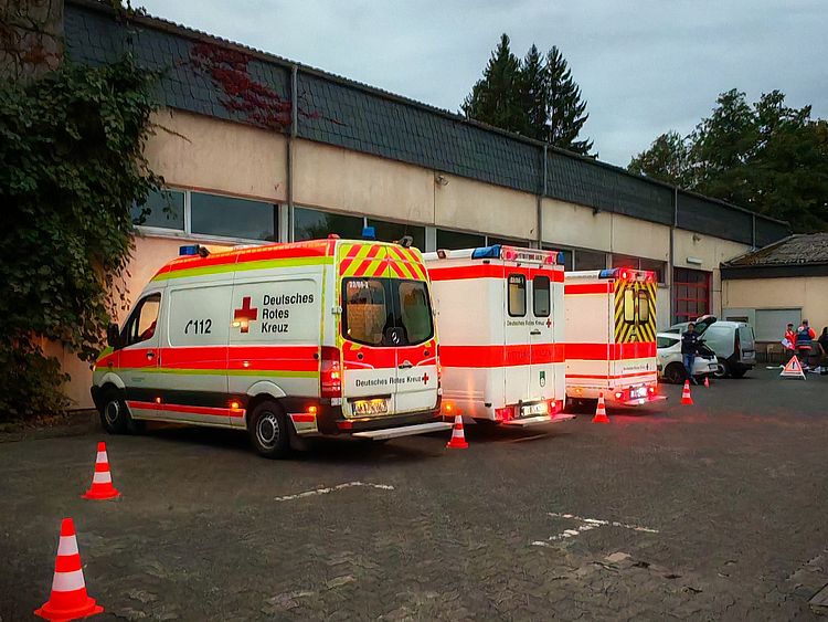 Fahrzeuge der SEG T3 seitlich geparkt anlässlich einer SEG Übung