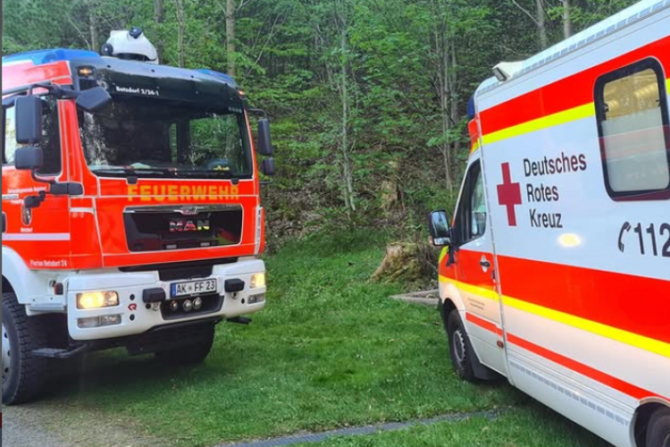 Einsatzfahrzeug der Feuerwehr, sowie der RTW des DRK-Ortsverein Betzdorf