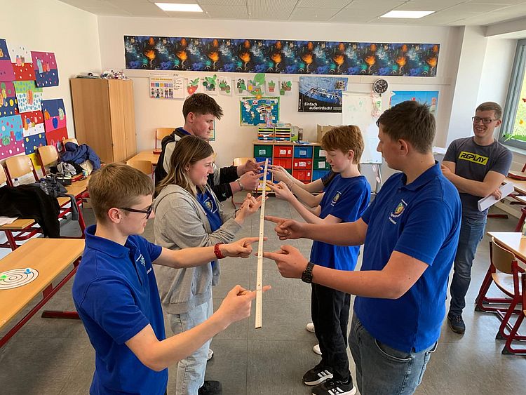 JRK-Betzdorf bei einer Teamaufgabe des JRK-Kreiswettbewerbs (Foto:JRK)