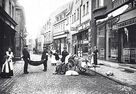 Kleidersammlung_Vikoriastrasse_1914_Sammlung_Weller_44_3 Helfer der Sanitätskolonne und des vaterländischen Frauenvereins bei der Kleidersammlung in der Viktoriastraße in Betzdorf.