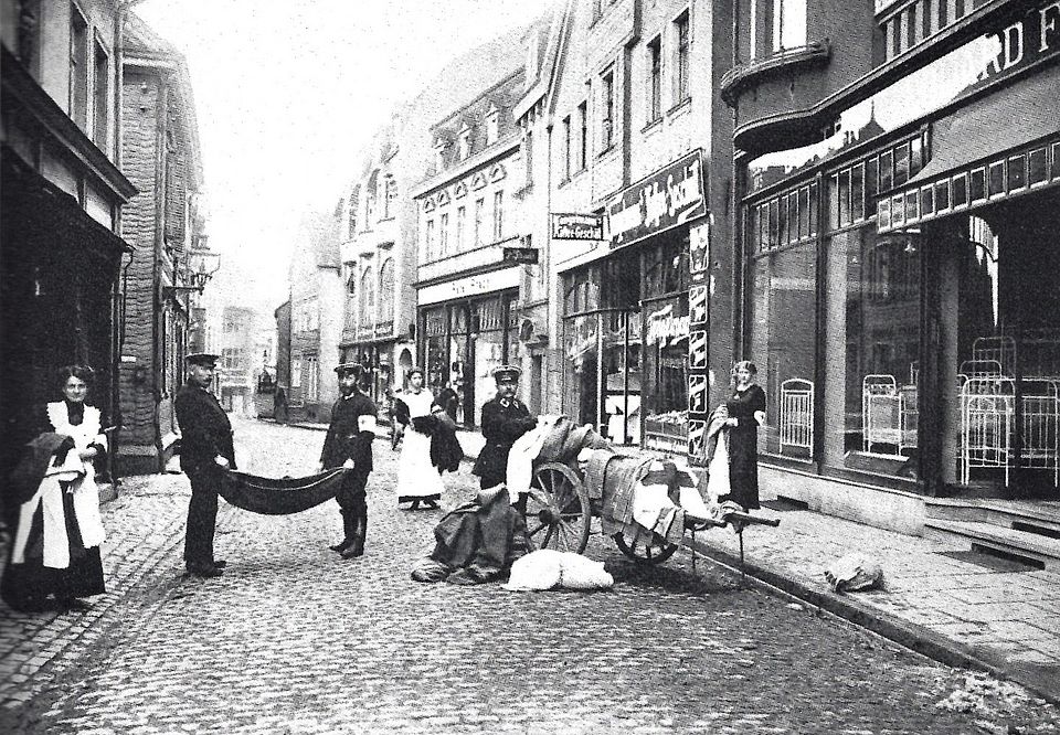 Kleidersammlung_Vikoriastrasse_1914_Sammlung_Weller_44_3 Helfer der Sanitätskolonne und des vaterländischen Frauenvereins bei der Kleidersammlung in der Viktoriastraße in Betzdorf.