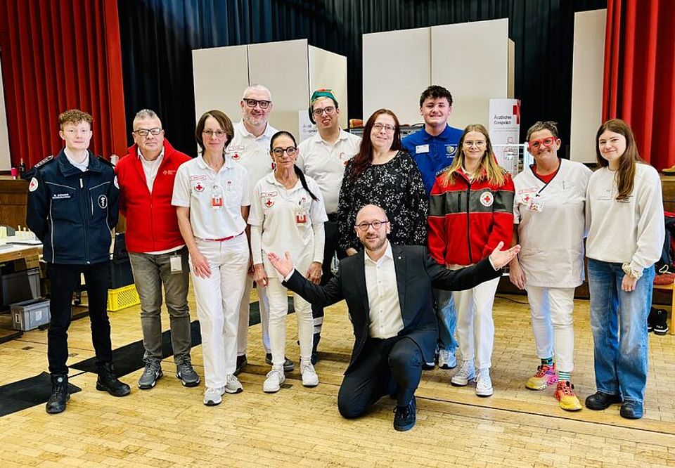 Gruppenfoto Helfer Team Weihnachtsblutspende 2025, bestehend aus Helfern des DRK-Blutspendedienst West und des Ortsverein-Betzdorf e.V. , sowie die Blutspendereferentin Angela Ziller und der strategische Leiter der Blutspende des DRK-Blutspendedienstes West Benjamin Albrecht.