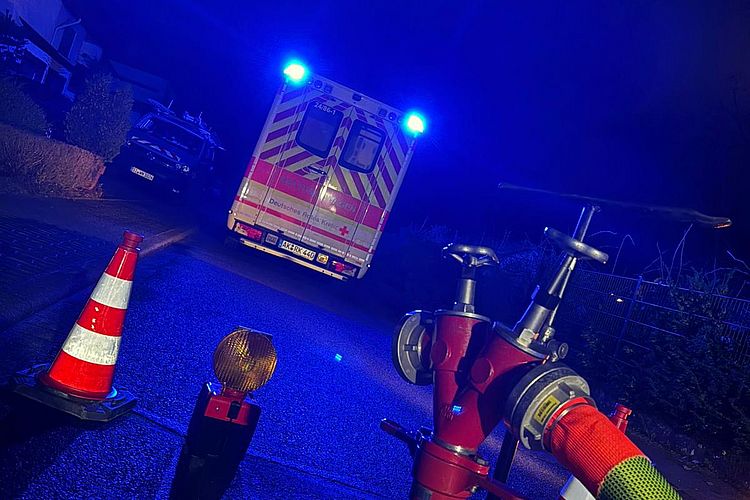 Foto zum Einsatzbericht: 022026 Dachstuhlbrand in Scheuerfeld, abgebildet ist der Hydrant und der RTW