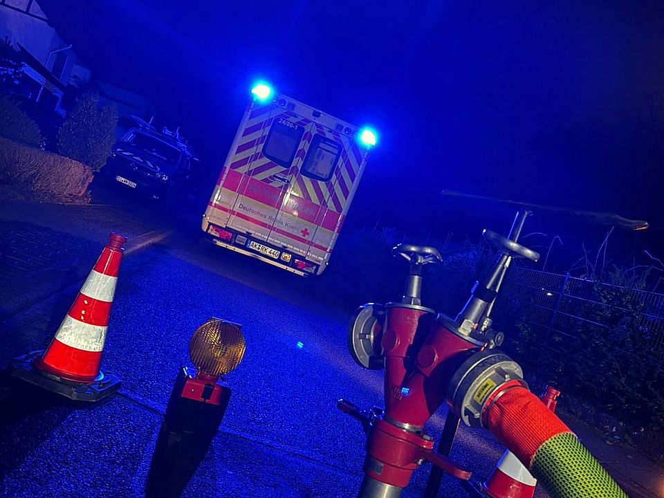 Foto zum Einsatzbericht: 022026 Dachstuhlbrand in Scheuerfeld, abgebildet ist der Hydrant und der RTW