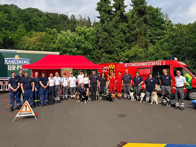 Gruppenfoto der verschiedenen Hilfsorganisationen der Betzdorfer Blaulichmeile 2026