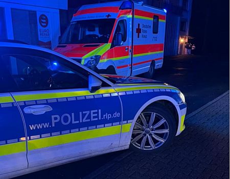 Abgebildet ist unser RTW 24/86-1 und ein Fahrzeug der Polizei Betzdorf, Alarmierungsgrund war die unklare Rauchentwicklung an einer Tankstelle in Betzdorf.
