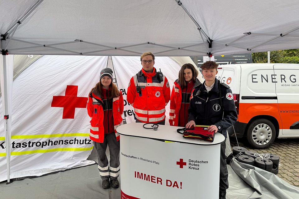 Am Wochenende waren wir von der Bereitschaft Betzdorf wieder beim Barbarafest in Betzdorf dabei. Abgebildet ist der Stand des Ortsverein Betzdorf