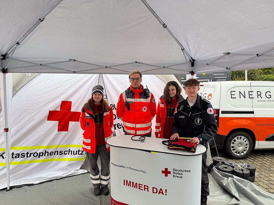 Am Wochenende waren wir von der Bereitschaft Betzdorf wieder beim Barbarafest in Betzdorf dabei. Abgebildet ist der Stand des Ortsverein Betzdorf