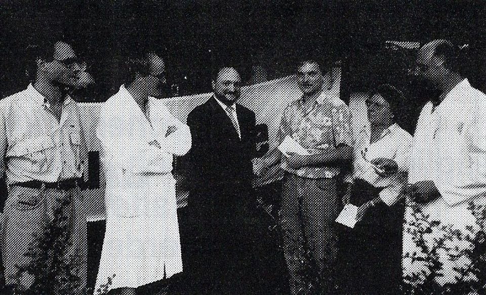 Bei der Ehrung des Blutspenders, von links Georg Möller (Geschäftsführer DRK Betzdorf, Dr. Dieter Enders, Michael Lieber (Bürgermeister, 1. Vorsitzender DRK-Betzdorf), Michael Lehnert (Blutspender), Marlene Eutebach (2. Vorsitzende)und Dr. Horst Ludwig, Referent des Blutspendedienstes Koblenz ( Foto: WR 26.06.1992, fr) 