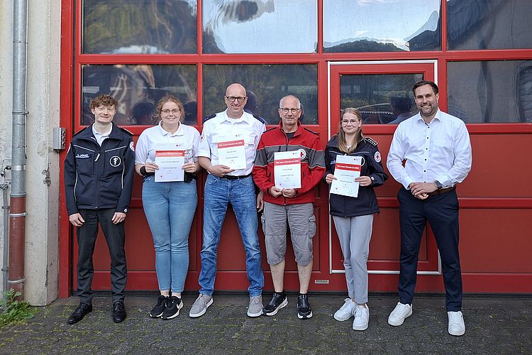 Im Rahmen der Ehrungen für langjährige Mitgliedschaft wurden verdiente Mitglieder durch den 1. Vorsitzenden Johannes Behner und den Bereitschaftsleiter Niklas Dörner ausgezeichnet. Auf dem Foto (von links nach rechts): Bereitschaftsleiter Niklas Dörner, Lara Christin Brenner, 2. Vorsitzender Rainer Kohl, Frank Rüge, Bereitschaftsleiterin Lara Sophie Lück und 1. Vorsitzender Johannes Behner.(Foto: DRK)
