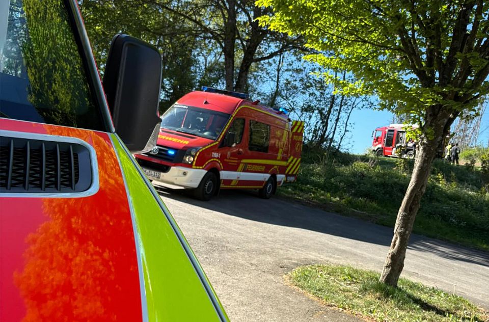 Einsatzfahrzeuge während des Waldbrands in Gebhardshain am 30.04.2026
