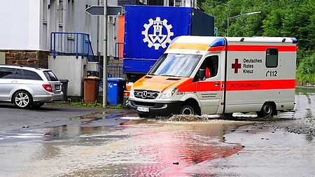 RTW fährt durch Überschwemmung in der Friedrichstraße