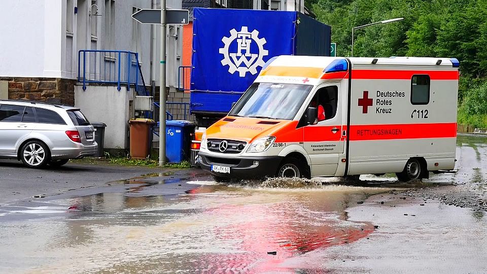 RTW fährt durch Überschwemmung in der Friedrichstraße