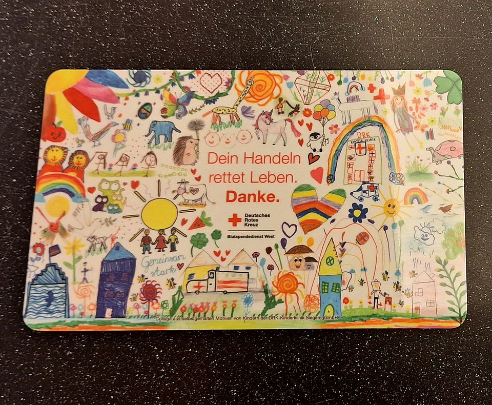 Foto des Blutspendegeschenks 2024, Frühstücksbrettchen, Motiv: Kinder der DRK_Kinderklinik 