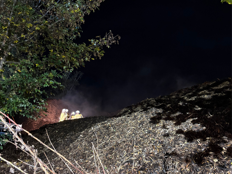 Feuerwehr bei der Brandnachschau in Elkenroth am 25.10.2026, (Foto: DRK)