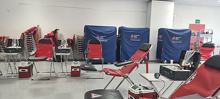 Abgebildet sind Spendeliegen des Blutspendeentnahmebereichs in Räumlichkeiten des Freiherr-vom-Stein-Gymnasiums in Betzdorf.