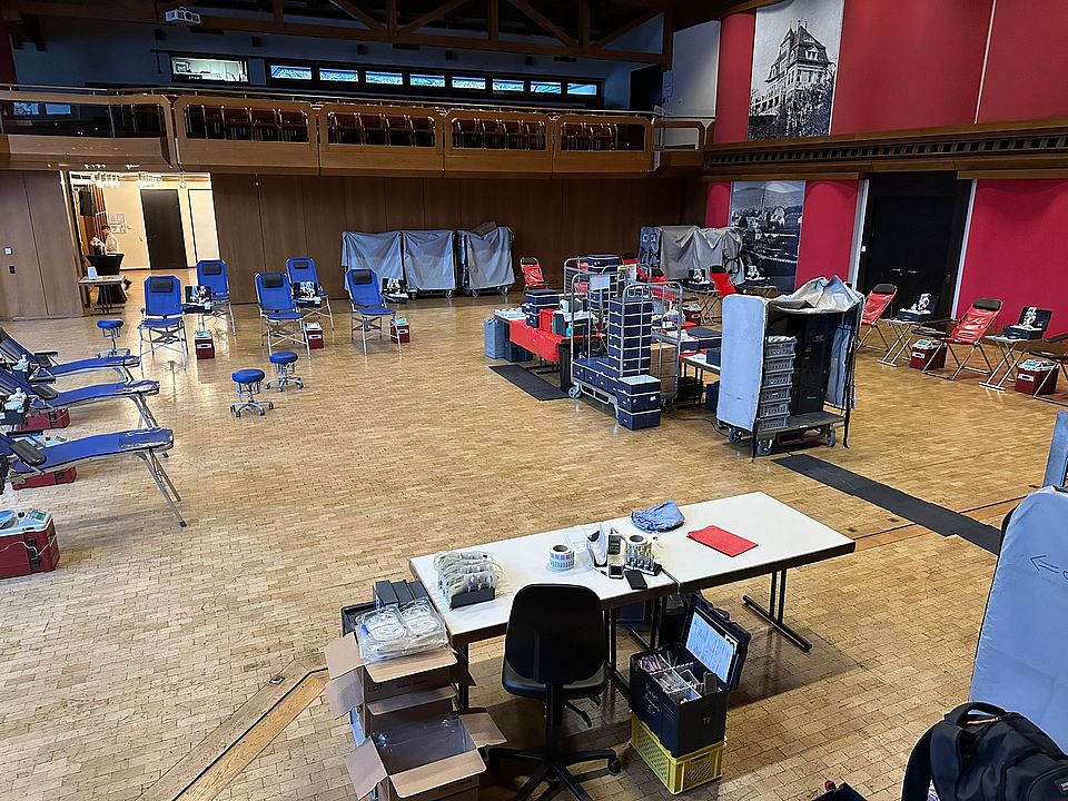 Foto des Spendebereichs mit Spendeliegen und Ruheliegen, in Räumlichkeiten der Stadthalle Betzdorf